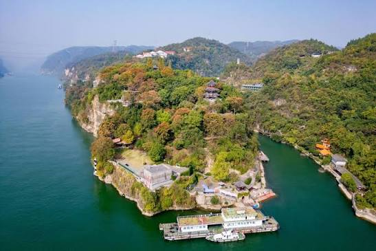 Enshi > Shiwai Taoyuan, admire 'high gorge producing a calm lake' scenery > Yichang > Dinner at own expense at CBD Snack Food Street:Shangri-La