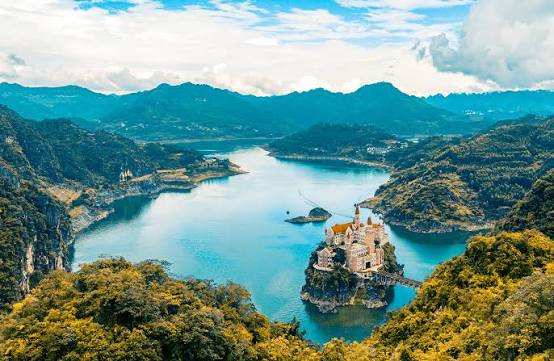 Baise > Guizhou "Xingyi" > Boat Tour of [Wanfeng Lake] (includes admission + boat) > Experience the Karst Scenery of Southwest Guizhou [Fenglin Buyi Scenic Area] (includes admission + electric cart) > Xingyi：Wanfeng Lake