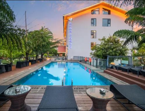 Yunnan "Xundian" > Qujing > The Fantastical Sand Painting World Created by Nature 【Luliang Colorful Sand Forest】 (Including Transfer Vehicle) > Mile > The Landmark Building of Honghe Water Town 【King Qian's Gate】：Mile [Yuexinyuan Hot Spring Resort Hotel] - Hot Spring Swimming Pool