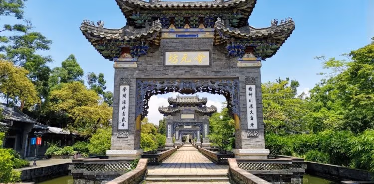 深圳關口指定地點集合→乘車前往 東莞→午餐品嘗【東莞特色素食宴】 → 前往中國最大的古典私家園林、 國家4A級景區【粵暉園】→入住酒店→晚餐【酒店自助晚餐】→ 酒店自由活動。