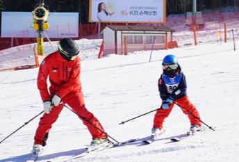 Hong Kong ✈ Incheon Airport > (approx. 2.5-hour drive) Yongpyong Resort:Ski beginner lesson, professional coach teaches from basic posture