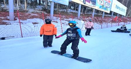 Yongpyong Resort (Full-day skiing):Snowboard lessons, progressing step-by-step from stance to turning.