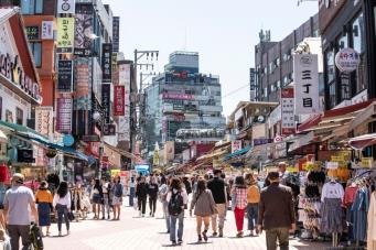 Ginseng specialty hall > Liver protection product specialty shop > Cosmetics specialty shop > Hongdae > Incheon Airport ✈ Hong Kong:Hongdae streets are bustling during the day, offering trendy boutiques and delicious food galore