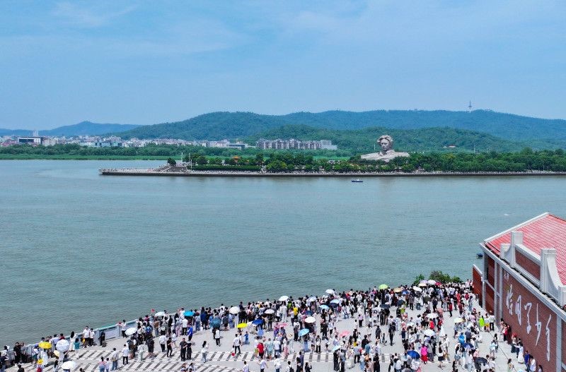 香港西九龍高鐵站 > (乘高鐵) > 長沙南站 > 恰同學少年廣場 >  黃興路步行街