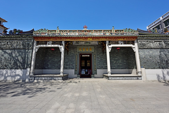 深圳關口集合→乘坐旅遊巴士前往東莞→ 午餐【水庫大頭魚三食宴】→參觀廣東省 “十大嶺南書院”之一【鼇臺書院】→入住 酒店放下行李→晚餐【東莞名菜宴】→前往 東莞東城影劇院→觀看重本包價值￥388元 演唱會門票【葉振棠出道60週年「殿堂之聲」 演唱會2026限定東莞金曲之夜】→返回酒店 休息。