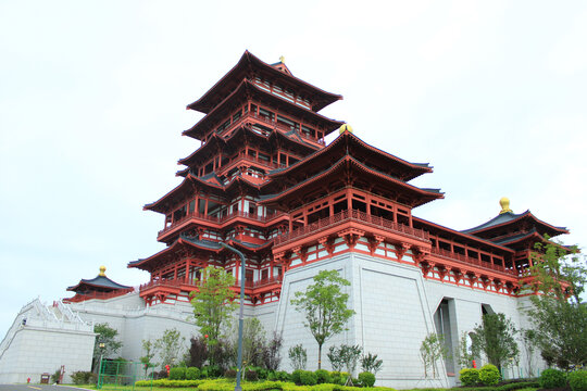 深圳關口集合→乘坐國內旅遊巴士→午餐【秘製八寶雞宴】 →【張九齡紀念公園】(包來回電瓶車,地處湞江、武江、 曲江的交界處,山頂的韶州歷史文化博物館是仿唐樓閣式 建築,由主閣樓、四個闕樓以及T型連廊組成,走入瞬間夢 回大唐)→晚餐【鴻運花枝鴨宴】→返回酒店→自由享受酒 店設施:室外泳池、健身室→入住酒店(臨近大型商場,行 街宵夜、沐足按摩十分方便)。:張九齡紀念公園