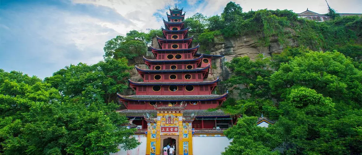 上午遊輪停靠忠縣，遊覽【石寶寨】> 遊輪午餐後，啟航前往重慶 > 下午自由參加船上【夢幻遊輪綜藝活動】> 晚餐後自由參加船上 節目【主題活動】《百年招商·魅力長航》+《魅力長航·舞動時光》：石寶寨