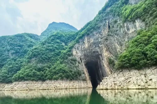 遊輪上>上岸遊覽【三峽大壩】-【三峽工程博物館】【截流紀念園】 (包茅坪港上下纜車)> 下午遊輪進入：西陵峽西段> 上岸乘船遊覽 【神農溪】> 晚上遊輪船長歡迎酒會：神農溪