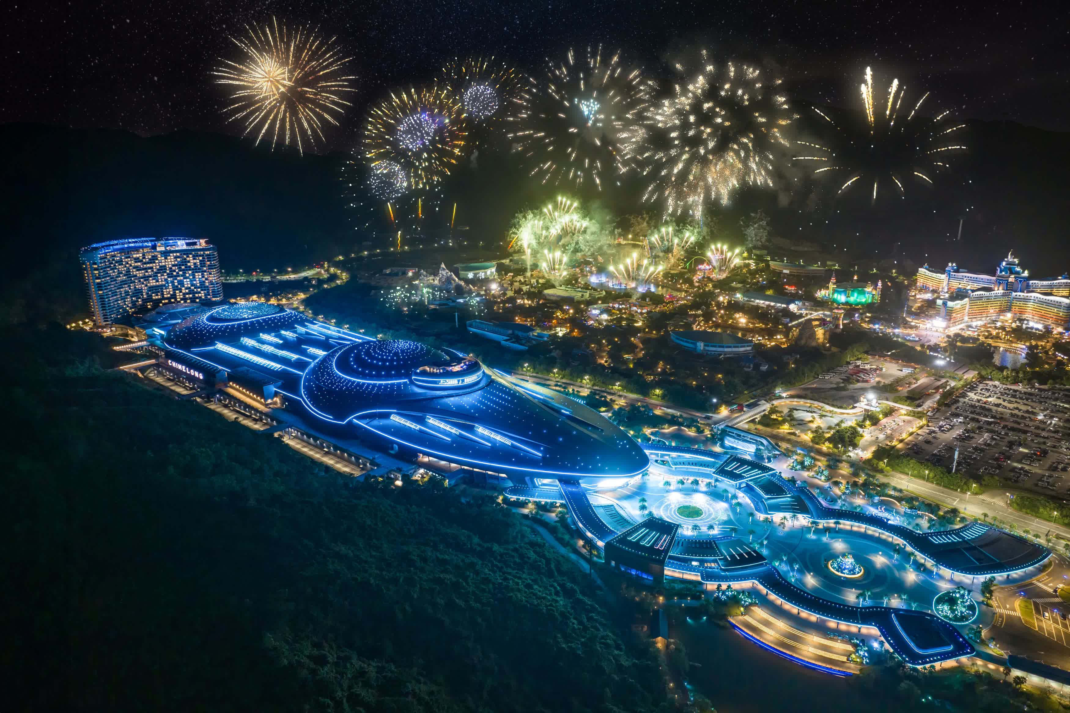 香港碼頭集合(中港城碼頭/港澳碼頭)→乘坐直航 船前往珠海→午餐【金湯佛跳牆(位上)+荔枝柴 吊燒雞宴】→入住酒店→自由暢玩【長隆飛船樂園】(包多次進園門票)→晚餐【園區內自理】→ 觀看精彩刺激【長隆秀】(包門票)→返回酒店休 息。:長隆飛船樂園