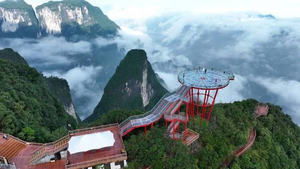 張家界 > 七星山景區 (包纜車及1520天空之眼玻璃觀景台) >瀑布上的千年古鎮【芙蓉鎮】:天空之眼玻璃觀景台