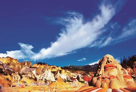 Yunnan "Xundian" > Qujing > A Fantasy Sand Painting World Created by Nature [Luliang Colorful Sand Forest] (Includes transfer vehicle) > Mile > Landmark Architecture of the Honghe Water Town [King Qian Gate] > Check into Mile Yuexinyuan Hot Spring Resort Hotel, tour members can enjoy unlimited hot spring access (please bring your own swimwear)：Luliang Colorful Sand Forest