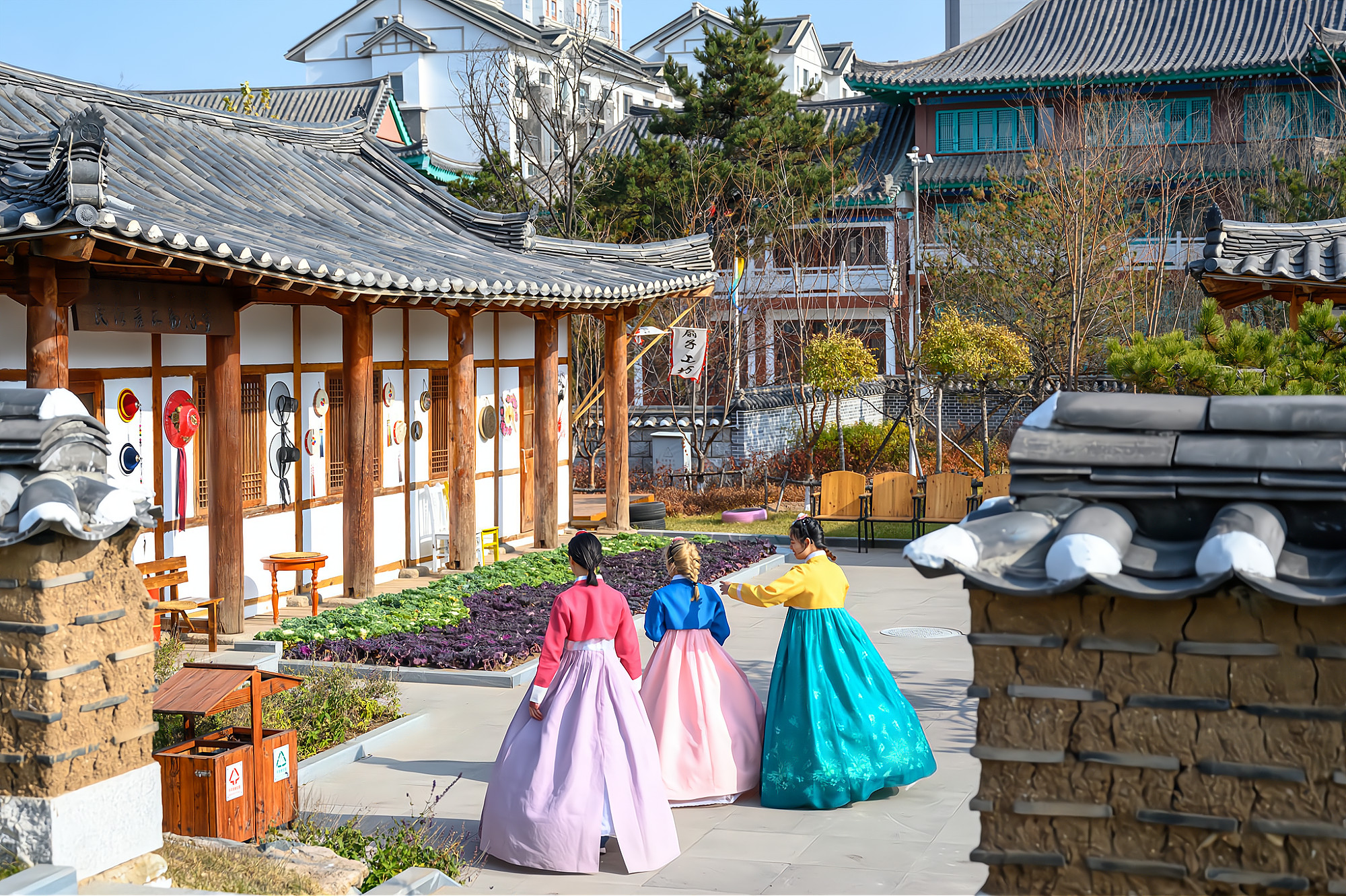 Jilin > Rime Corridor > Baihua Valley Korean Folk Village (includes admission + ethnic costume photo) Korean century-old dwellings, Folk Museum, DIY experience making Korean kimchi > Erdao Baihe > Check into hotel and experience Changbai Mountain Julong Volcanic Hot Spring (includes one soak):Baihua Valley Korean Folk Village