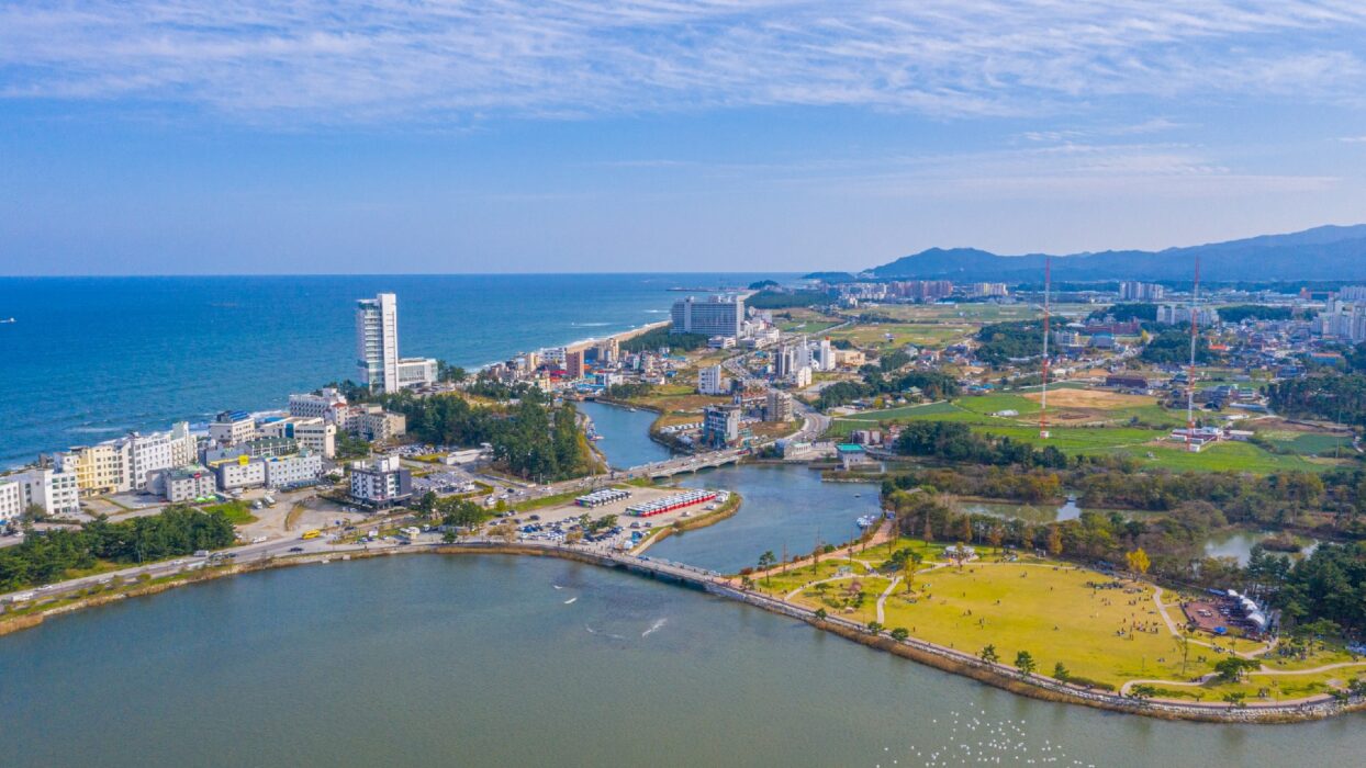 Hong Kong ✈ Incheon Airport > Ujukheon > Gangneung > Central Market > Gyeongpo-dae > Anmok Beach Coffee Street
