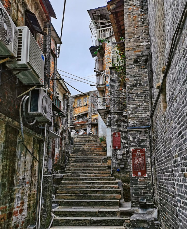 深圳關口集合 → 乘坐旅遊巴士前往江門 → 午餐【香噴噴黃鱔飯】→ 網紅打卡點【啟明 里】遊覽江門百年僑鄉騎樓、打卡《狂飆》 取景地、看當地市井煙火老街→入住酒店放 下行李 → 晚餐【玫瑰豉油雞+陳皮骨宴】→ 前往江門體育中心體育館 → 觀看「地老天荒 愛一場」周慧敏巡迴演唱會-江門站 (重本包 價值¥780/580元演唱會門票) → 返回酒店 →特別安排【酒店自助宵夜】。