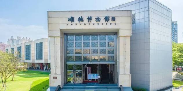 深圳關口集合 → 乘坐旅遊巴士前往順德 → 午餐【馬姐特色宴】→ 順德人順德事【順德 博物館】了解順德歷史文化 → 提早入住酒店 → 晚餐【鳳城七彩撈雞宴】→ 前往佛山南海 體育館 → 觀看重本包價值¥398/598元演唱 會門票【張德蘭2026《情義兩心堅》巡迴演 唱會-佛山站】→返回酒店。