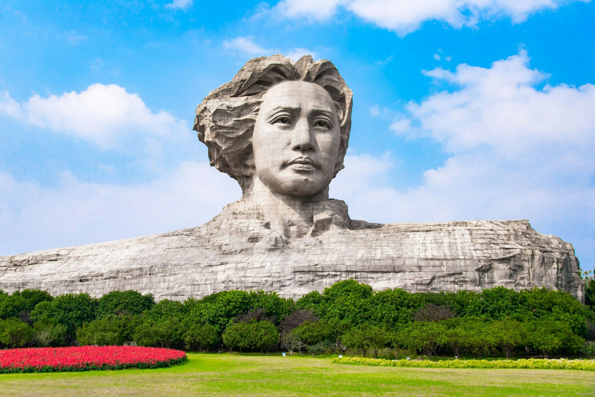 Changsha > 【Yuelu Mountain Scenic Area】 (including eco-friendly bus) Visit Yuelu Academy, stroll through Aiwan Pavilion, view Hunan First Normal University > China's first sandbar 【Orange Isle Scenic Area】 (including eco-friendly bus) > 【Chaozong Street】 Experience the fusion of old Changsha's stone-paved streets and modern trendy shops:Orange Isle Scenic Area